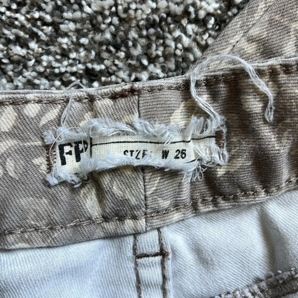 DESIGNED BY FREE PEOPLE! Straight Leg Floral‎ Pants Size 26